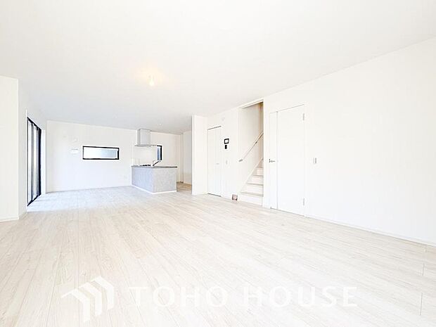 明るく穏やかな空気の中で飲んだり、食べたり、笑ったり。一日の中で多くの時間を過すことになるリビング。