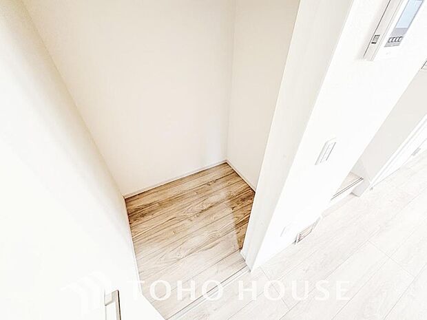 クローゼットを完備。家具の配置にも困らない設計がされており、採光と室内のバランスが絶妙です。