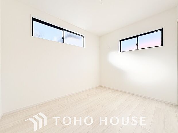 2面採光の居室。明るさの確保と、風の通り道ができることで換気のしやすいお家になっています。
