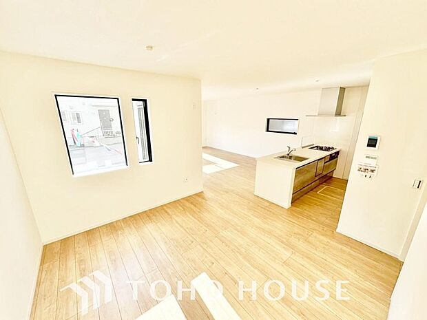 明るく穏やかな空気の中で飲んだり、食べたり、笑ったり。一日の中で多くの時間を過すことになるリビング。