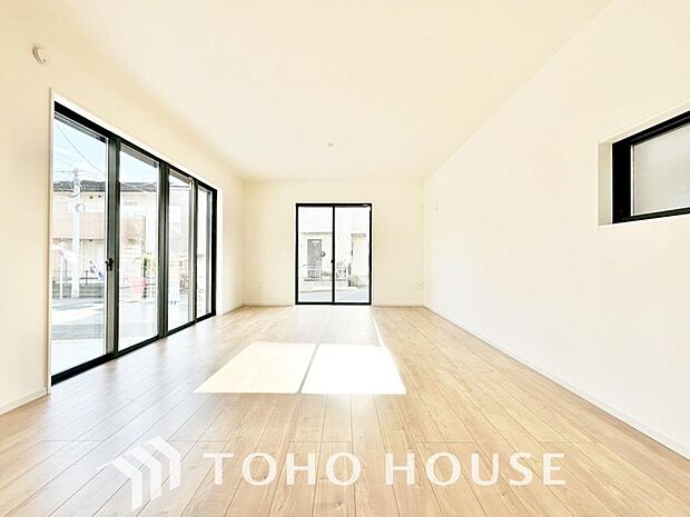 一日の中で多くの時間を過すことになるリビング。爽やかな通風と採光を存分に感じる事が出来る空間です。