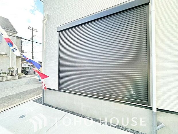 防犯機能のシャッターを完備しております。寒い冬でも中から開閉が可能ですのでラクラク便利。