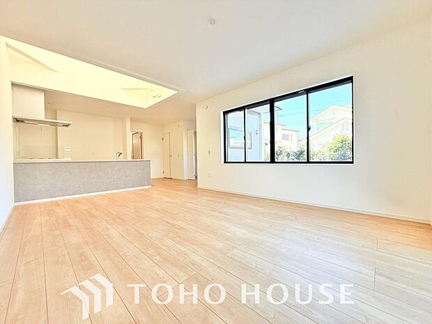 光が注がれる青い空から鮮やかに赤色にゆっくりと染まる。そんな優しい時間がここでは流れてゆく。