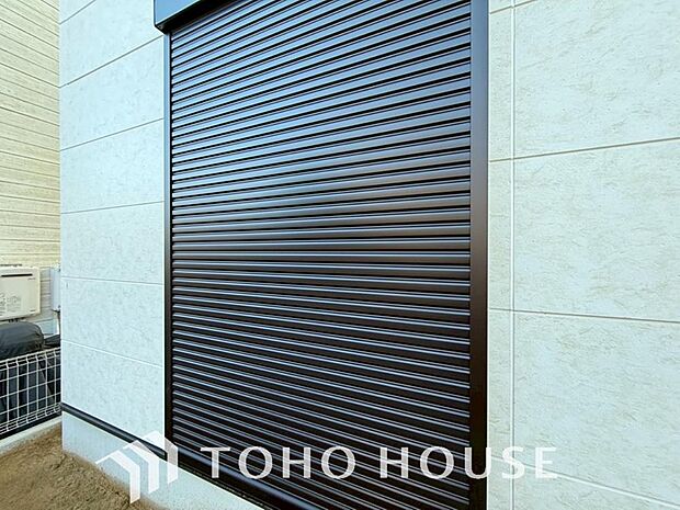 戸建にも防犯機能のシャッターを完備しております。寒い冬でも中から開閉がラクラクな所も便利です。