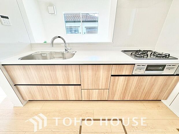 大型の冷蔵庫やレンジボードもしっかり置ける広々としたキッチンスペース。