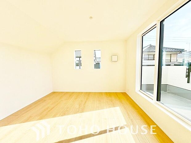 快適な光を取り入れ、心地よい風を取り入れます。心と体をゆったりと安らげる寝室。