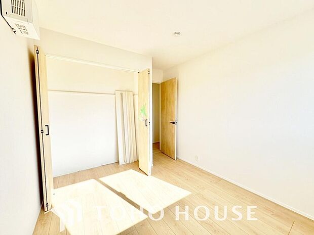 落ち着いたカラーの室内。インテリアやファブリックでお好みのテイストデザインを取り入れて頂けます。