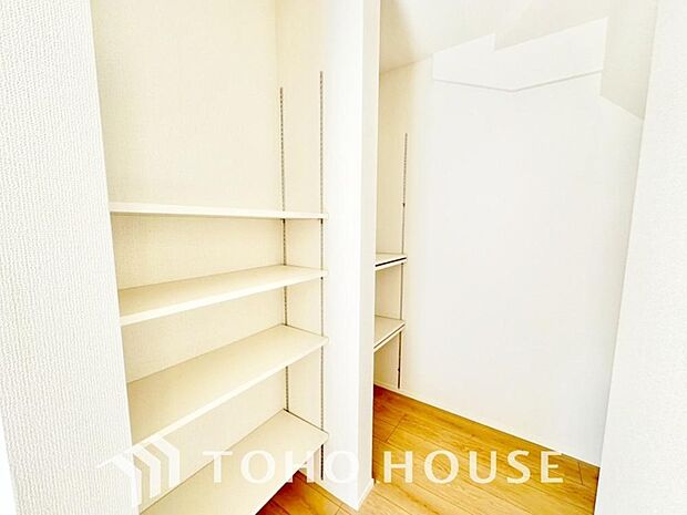 少しでも空いているスペースを収納にすることで、無駄のない空間を演出しております。