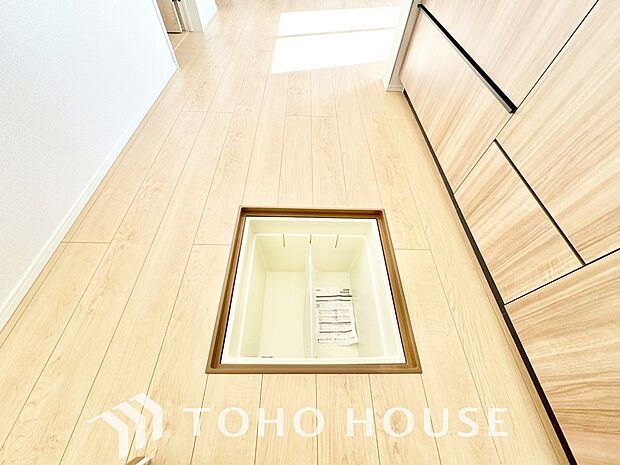 スペースを上手く活用した床下収納はあると何かと便利。食料のストック品はもちろん、掃除用具など。