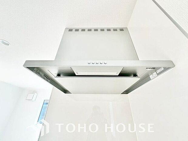 スリムタイプのレンジフードはスタイリッシュで、掃除が簡単なメリットもあります。