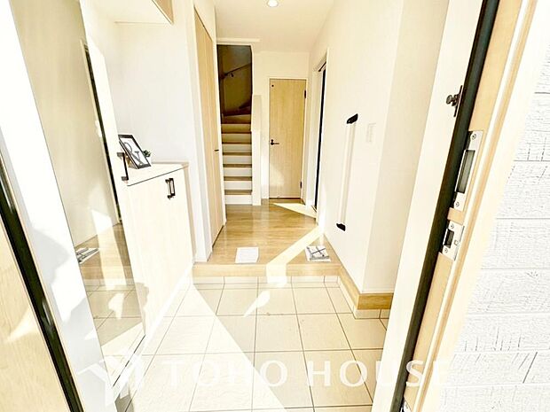 人を迎え入れる最初の場所だからこそ、清潔感が大事。ゆとりあるシューズインクロークも設置しました。