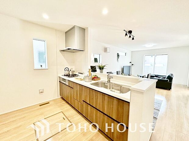 夫婦そろってキッチンに立っても調理がしやすく余裕の広さ。家事をしながら会話も弾みます。