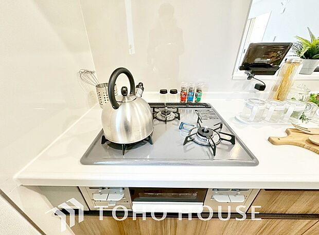 3口コンロは一度に複数のお料理を作ることができるメリットがあります。毎日のキッチンタイムを効率よく。