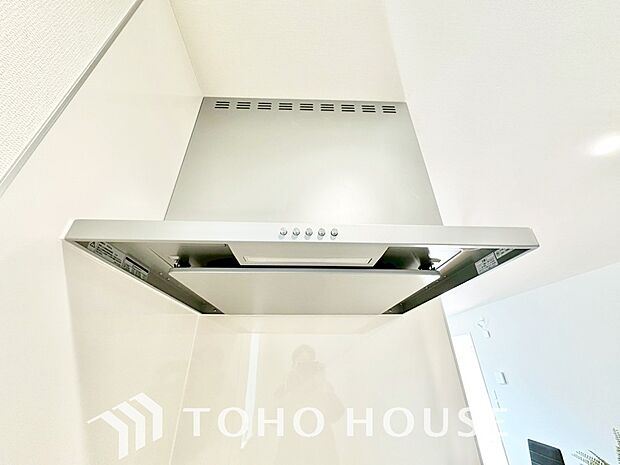 昨今主流のスリムタイプのレンジフード。スタイリッシュな見た目からインテリアとしても人気がある型です。