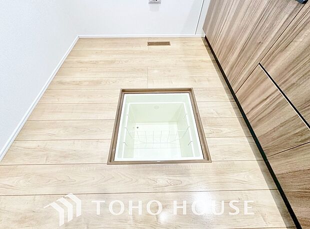 キッチン下部に設けた床下収納。缶詰のストックや非常食、梅酒や味噌などの保存食入れとして利用可です。