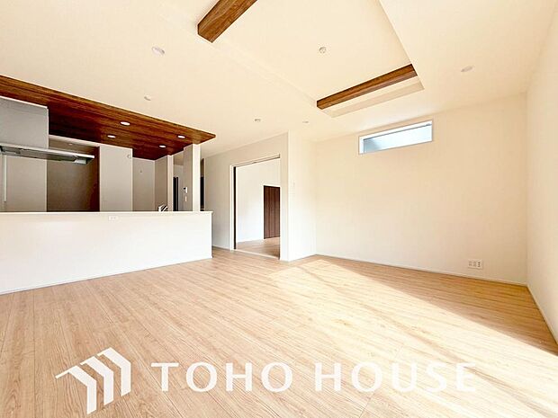 リビングも広く設け、訪れる人々を暖かく迎えてくれます。