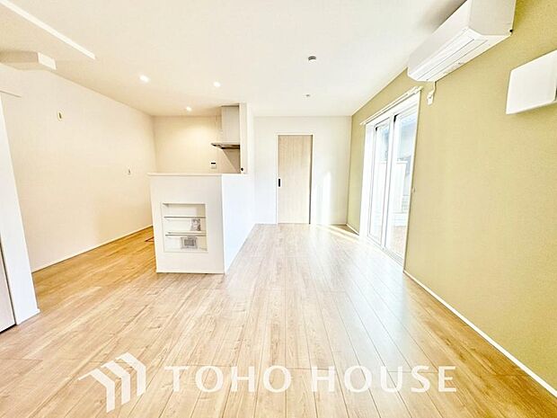 光と風があふれる開放的なリビングダイニングには自然と家族みんなが集まってきます。