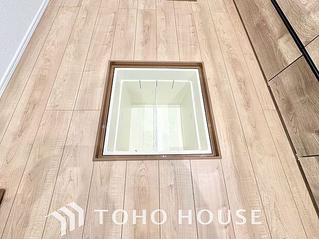 スペースを上手く活用した床下収納はあると何かと便利。食料のストック品はもちろん、掃除用具など。