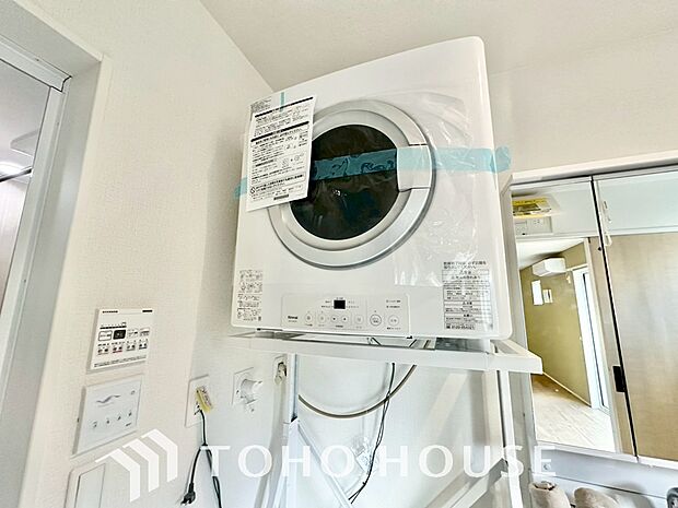 衣料乾燥機。外干しの必要が無いので外の埃や花粉がお洗濯物に付く心配がありません。