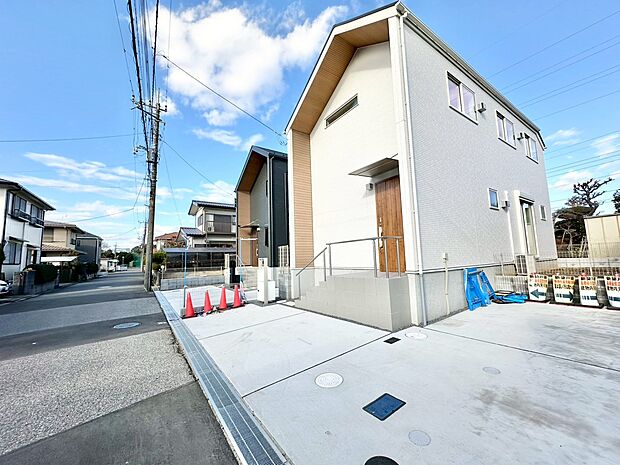 マンションとは違う敷地内駐車。ご主人様のお車のお手入れにも気合が入りますね。