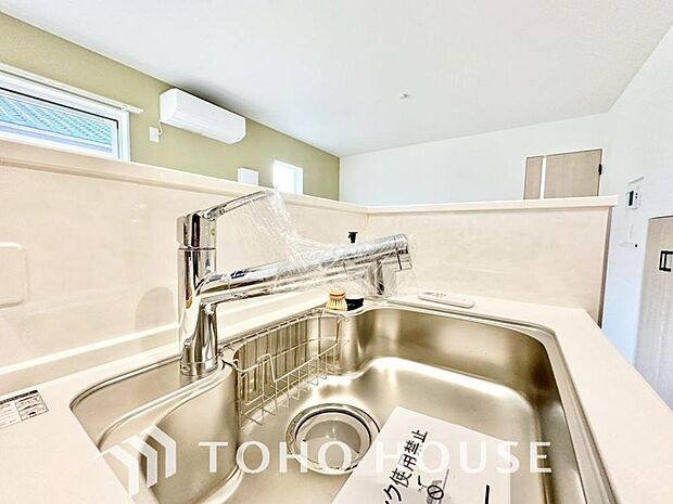 浄水器ボタンひとつで浄水と原水に切り替えられる浄水器一体型水栓を使用。