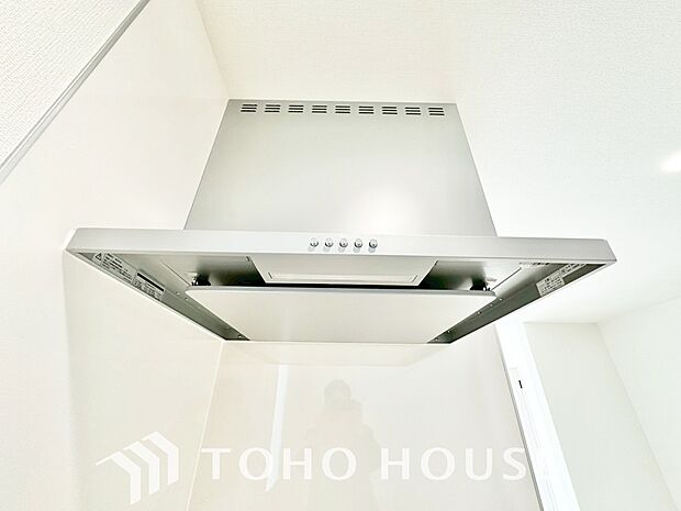 昨今主流のスリムタイプのレンジフード。スタイリッシュな見た目からインテリアとしても人気がある型です。