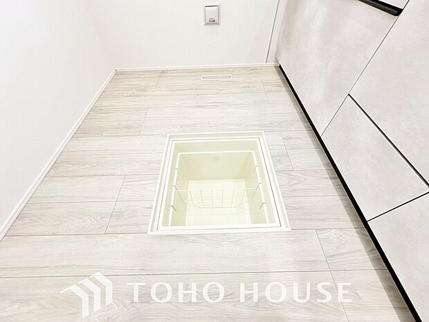 キッチン下部に設けた床下収納。缶詰のストックや非常食、梅酒や味噌などの保存食入れとして利用可です。