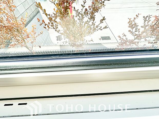 居室のサッシにはペアガラスを採用、高い断熱性による省エネと結露対策に有効です。