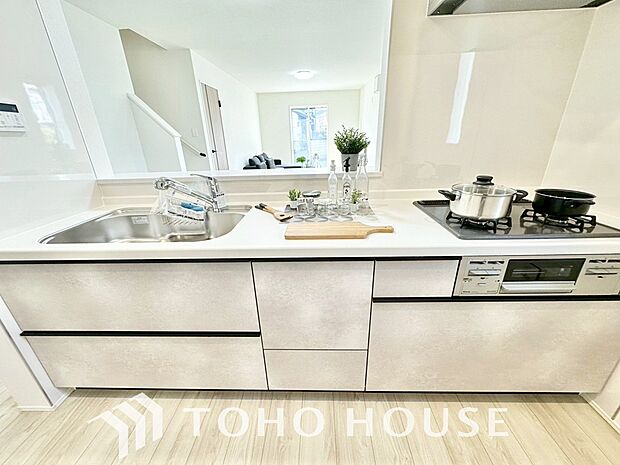 大型の冷蔵庫も配置できる広々としたキッチンスペースでお料理や家事をスムーズに進めることができます。