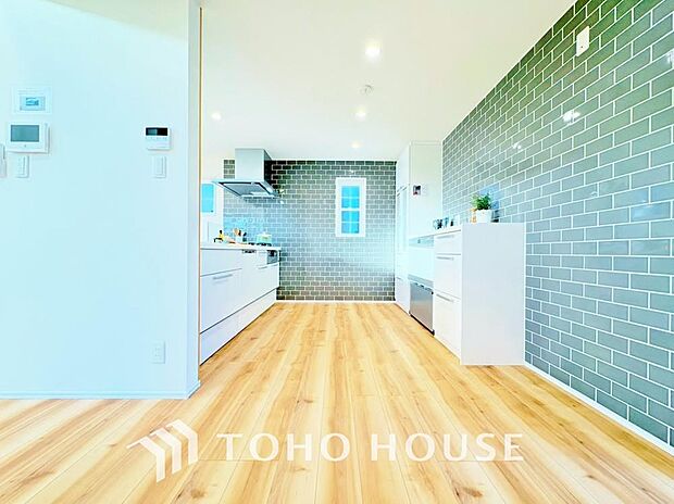 キッチンの収納は、デッドスペースになりやすい箇所を有効活用できる、スライド式収納を採用しました。