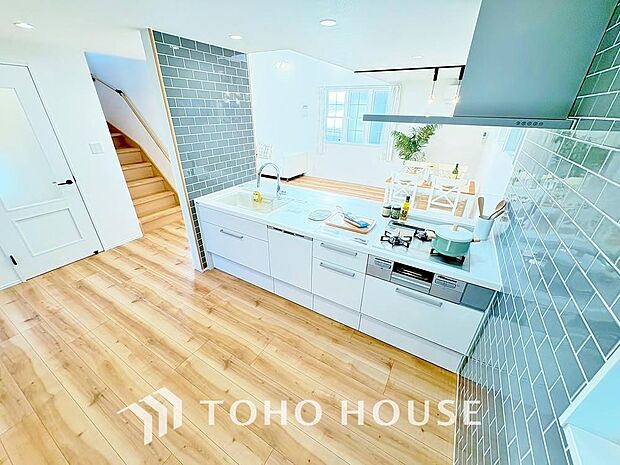 夫婦そろってキッチンに立っても調理がしやすく余裕の広さ。家事をしながら会話も弾みます。