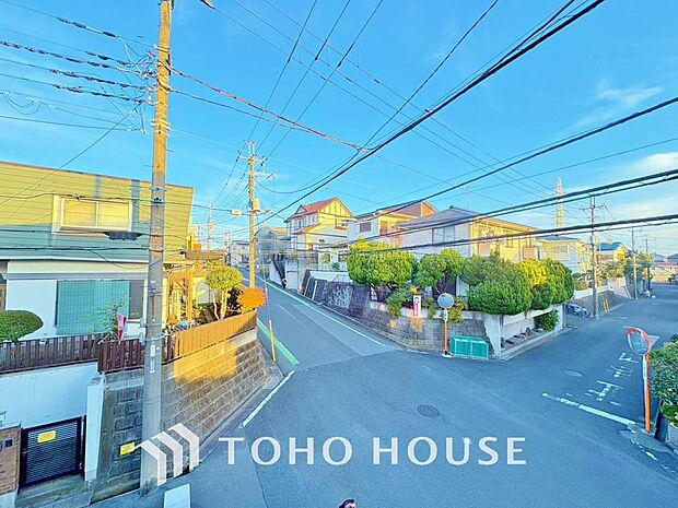 星空が地上に映りこむかのような夜景のきらめきまで、この街ならではの美しい風景の物語が室内に展開。