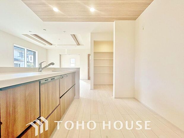 家族みんなでゆったりと調理や食事の準備ができる十分な広さを確保した、快適なキッチンスペース。