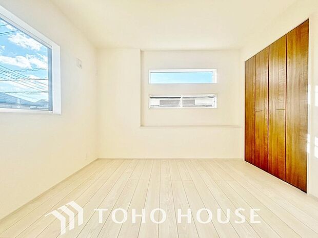 落ち着いたカラーの室内。インテリアやファブリックでお好みのテイストデザインを取り入れて頂けます。