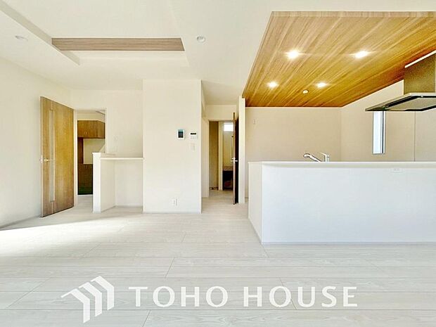 光が注がれる青い空から鮮やかに赤色にゆっくりと染まる。そんな優しい時間がここでは流れてゆく。