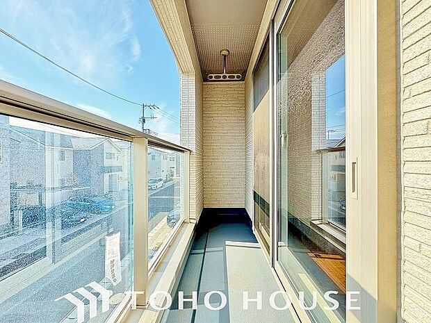 頬をなでる優しい風を感じることが出来るバルコニー。つい深呼吸をしたくなる気持ちの良い眺望です。