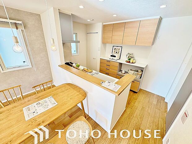 夫婦そろってキッチンに立っても調理がしやすく余裕の広さ。家事をしながら会話も弾みます。
