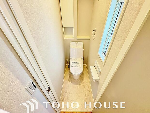 十分な広さと清潔感のあるカラーで纏まったおトイレ。時間に余裕とゆとりを持たせます。