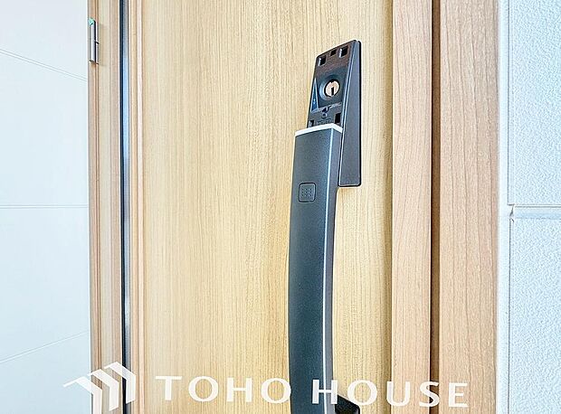 当マンションエントランスには、防犯対策の「オートロック」を採用。マンション住人以外の侵入を防ぐために設置しました。お子様がいらっしゃるご家庭にも安心の設備です。