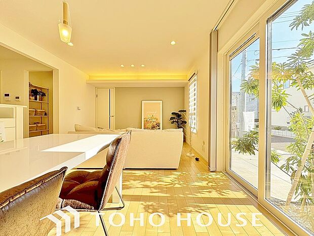 リビングも広く設け、訪れる人々を暖かく迎えてくれます。