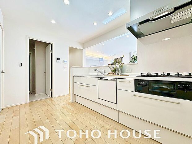 広々キッチンを採用。みんなで作った料理を召し上がりながらの会話は、どのような物になるのでしょうか。