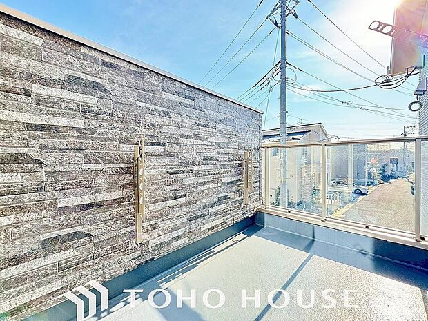 頬をなでる優しい風を感じることが出来るバルコニー。つい深呼吸をしたくなる気持ちの良い眺望です。