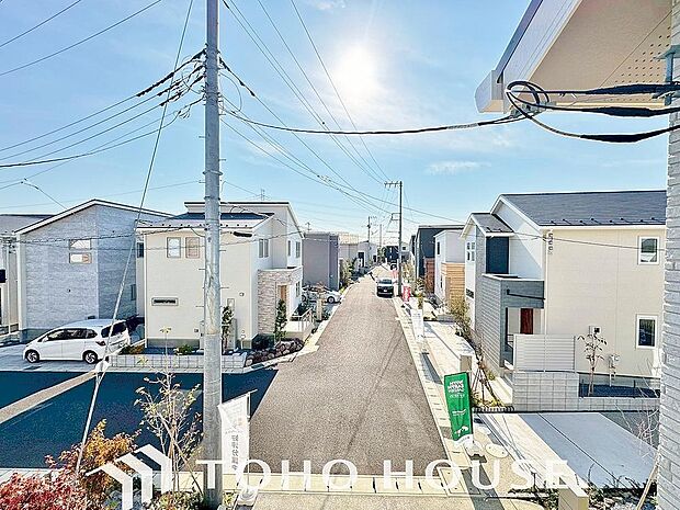 星空が地上に映りこむかのような夜景のきらめきまで、この街ならではの美しい風景の物語が室内に展開。