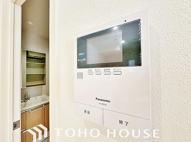 「モニター付きインターホン」「見える安心」をカタチに。誰が来たか顔を見て確認できるモニター付きインターホンをご用意。お子様がお留守番される際にも「知らない人は出ない」をしっかり判別できて安心です。