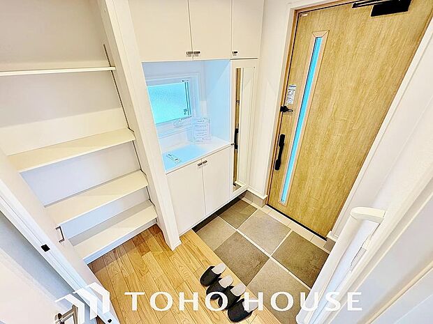 建物内部の収納には拘りました。共有部分に設けた収納。お荷物が多い方にも安心です。