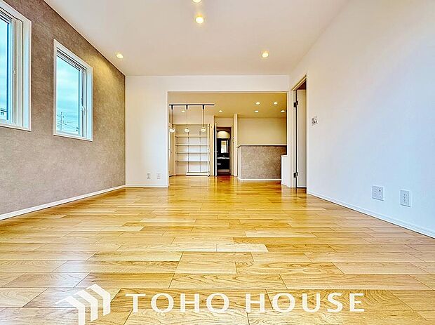 リビングも広く設け、訪れる人々を暖かく迎えてくれます。