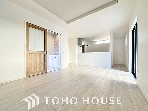 明るく穏やかな空気の中で飲んだり、食べたり、笑ったり。一日の中で多くの時間を過すことになるリビング。