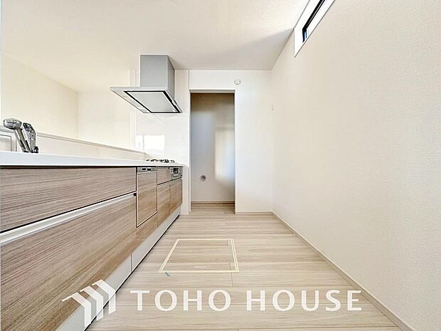 美しく使いやすいキッチン空間。優しい温もりを醸し出すキッチンは料理の為の配慮を随所に注ぎました。