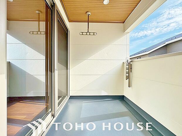 暖かい陽ざしが差込むバルコニーは、晴れた日には、洗濯物が良く乾きます。また、風通しも良好です。