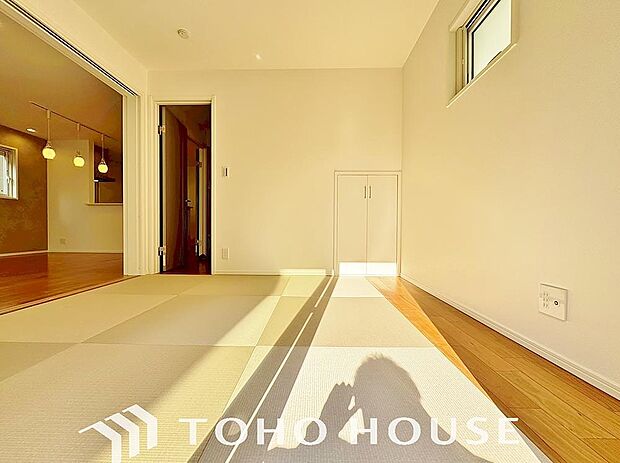 寛ぎの和空間は客間としての使い方は勿論、赤ちゃんや小さなお子様を遊ばせるスペースとしても重宝する和室。